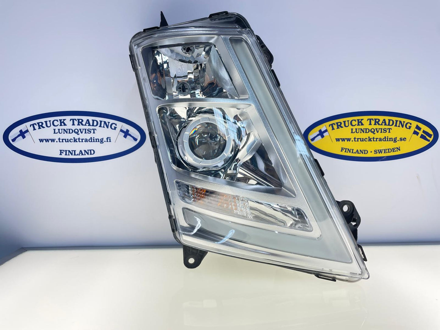 Volo FH4 Right Headlight 22239244