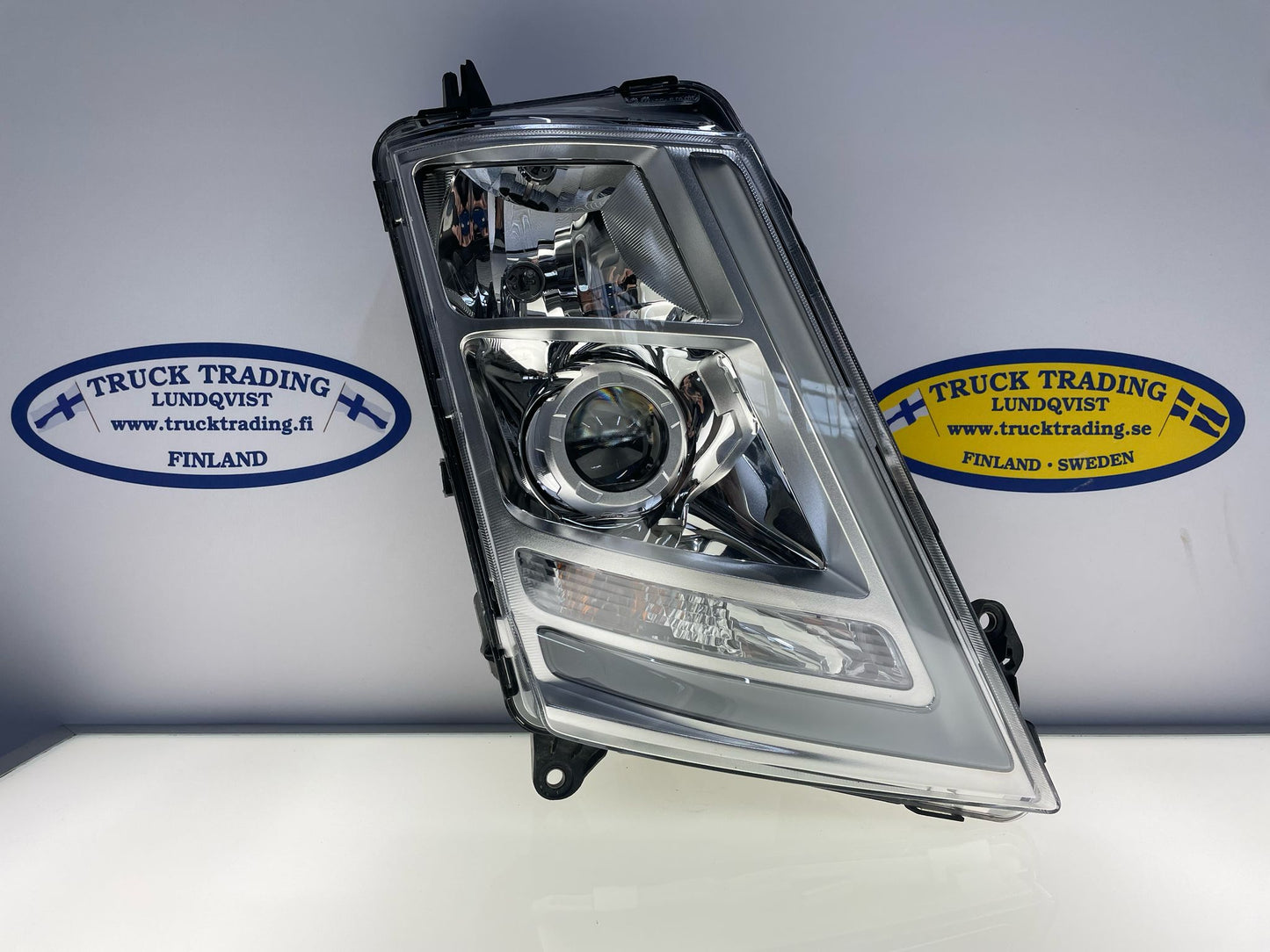 Volvo FH4 Right Headlight 21221135