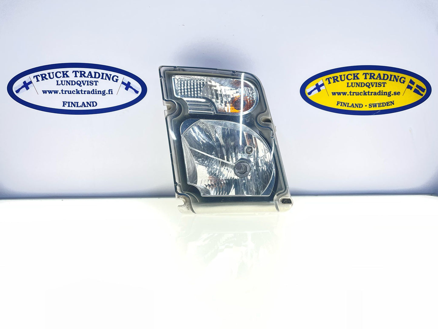 Volvo Headlight 20818771