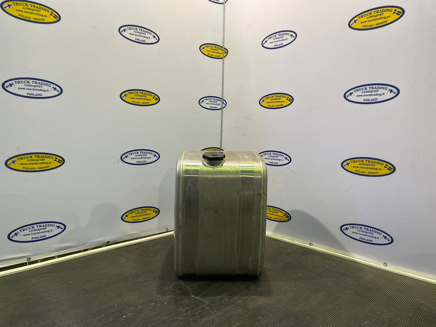 Volvo Fuel Tank 210L 21516443