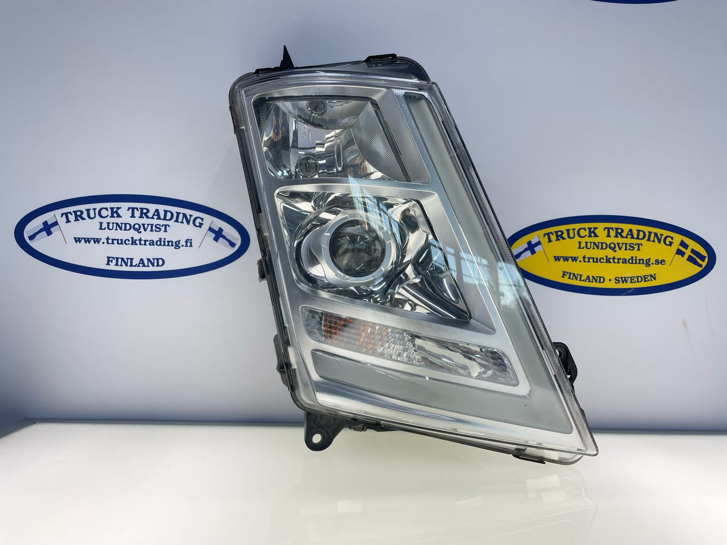 Volvo FH4 Right Headlight 21656037