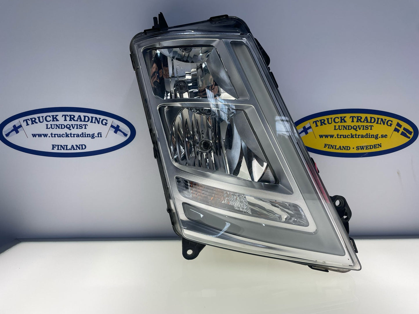 Volvo FH4 Right Headlight 21221133