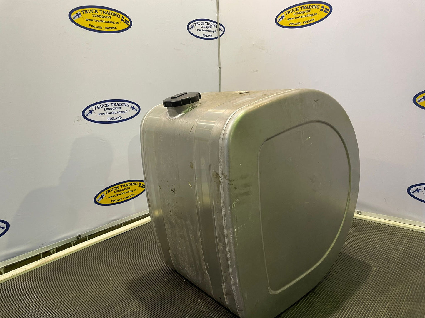 Volvo Fuel Tank 210L 21516443