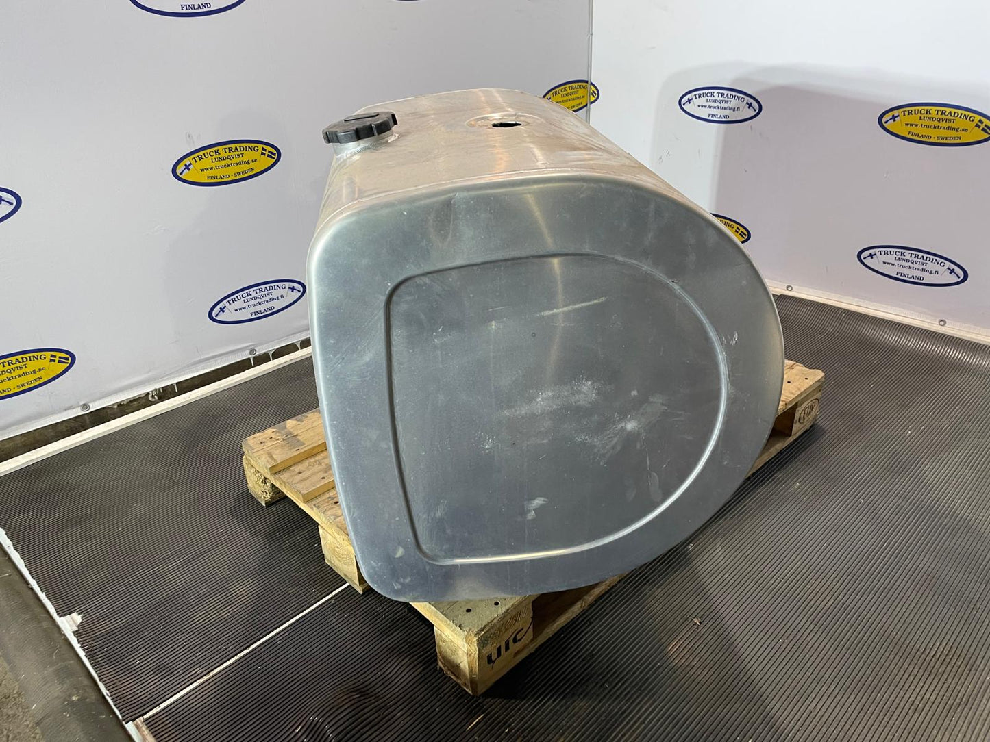 Volvo 330L Fuel Tank 21516445