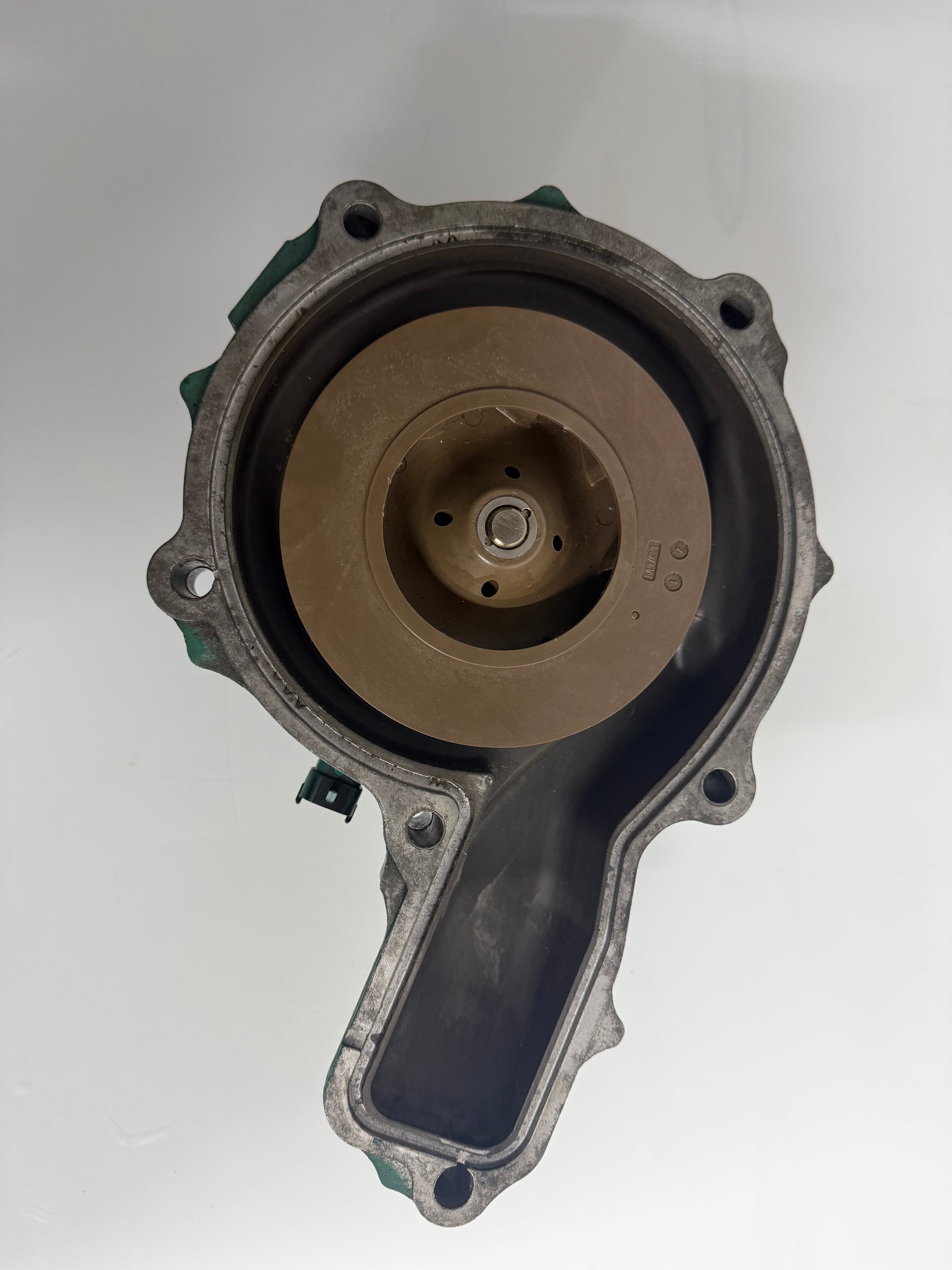 OEM Volvo water pump 21960479 for Volvo FH4 FM4 trucks