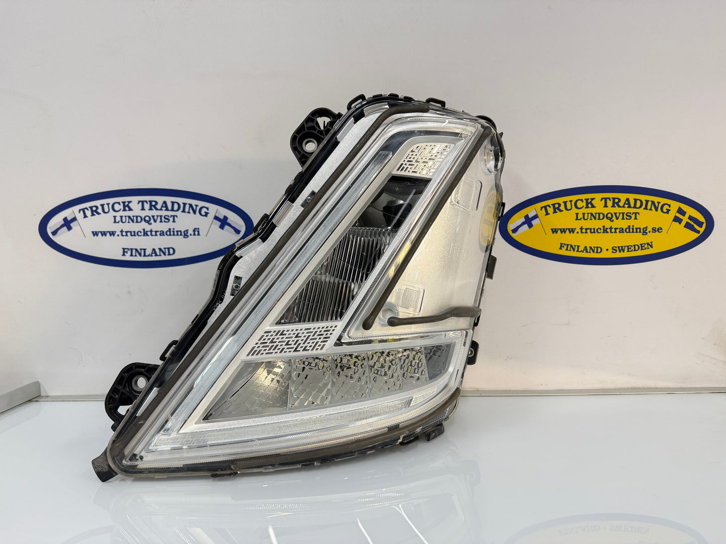 Headlight Left LHT 24056461