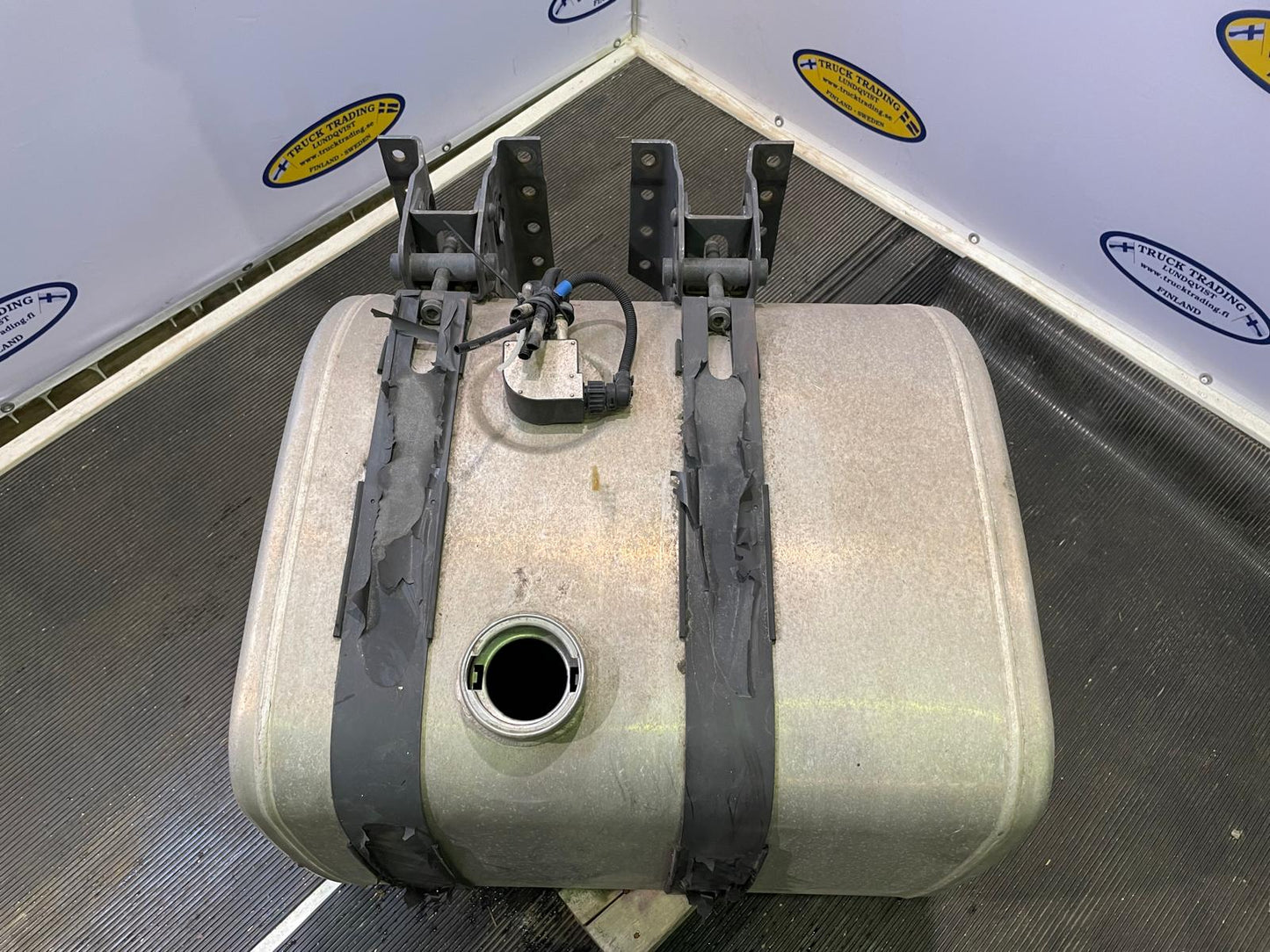 Volvo Fuel Tank 220 Liter 21700346