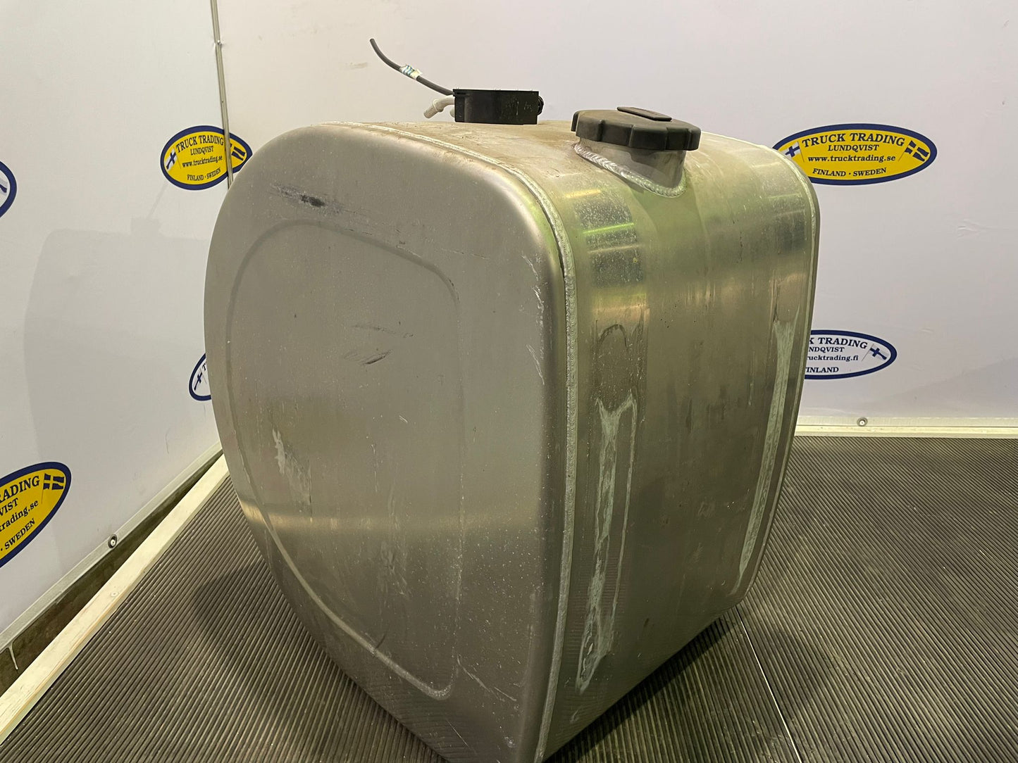 Volvo Fuel Tank 210L 21516443
